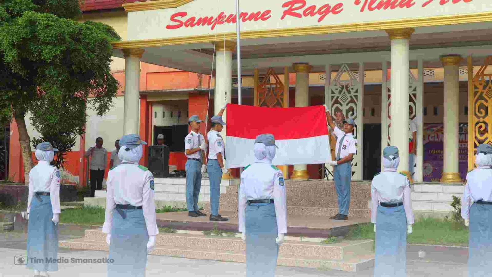 Semangat Hari Pertama Sekolah di SMAN 1 Kopang