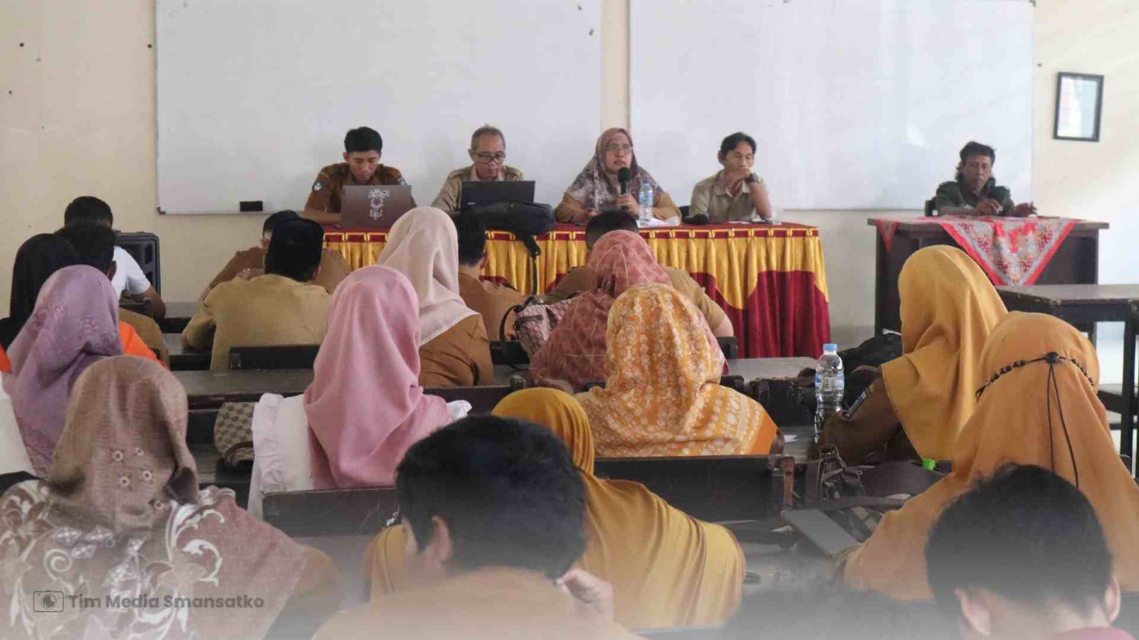 Rapat Pembagian Tugas dan Program Kerja Guru serta Staf TU SMAN 1 Kopang